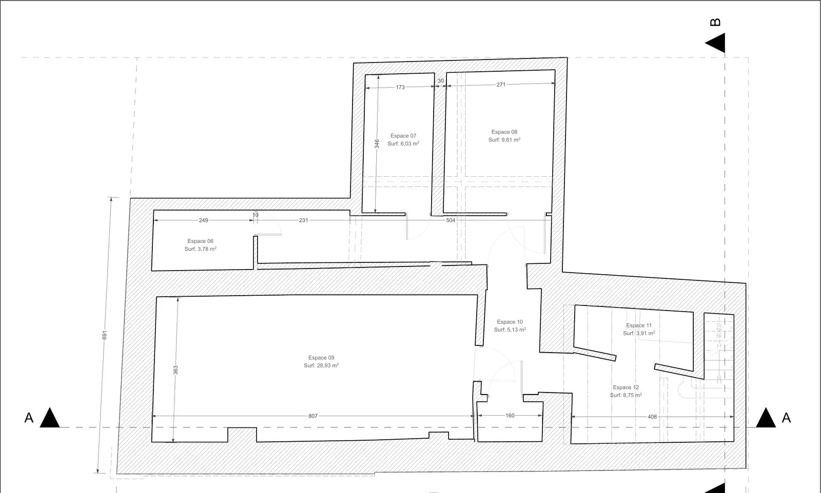Plan de sous-sol compartimenté en huit espaces.