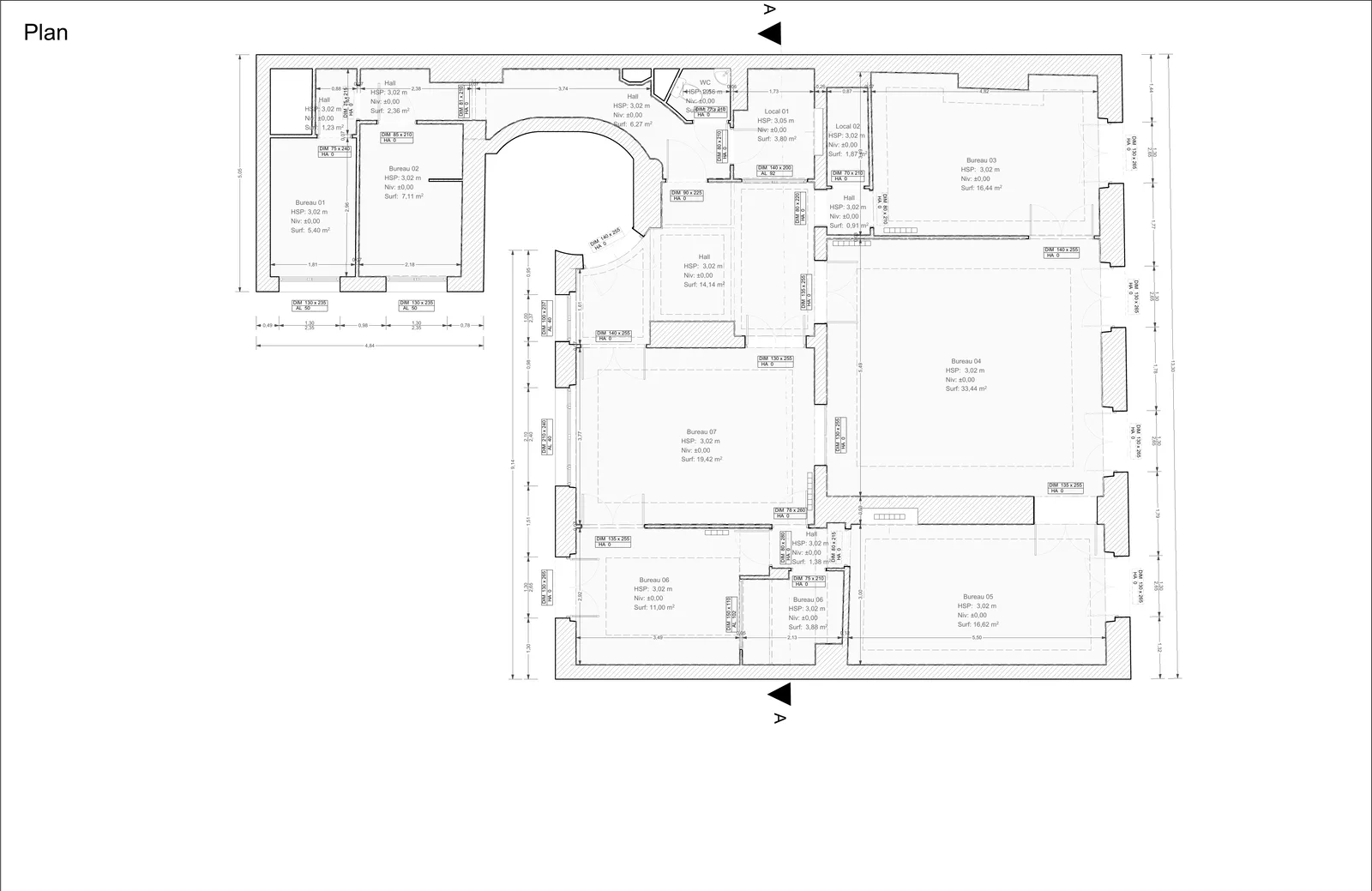 Plan de rez-de-chaussée, sept bureaux et une travée voutée.