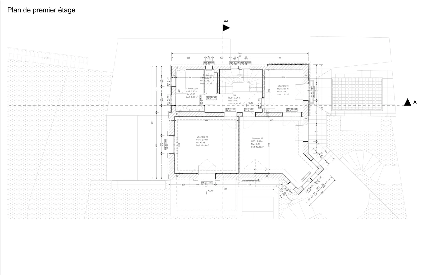 Plan de premier étage coté, trois chambres et deux escaliers.