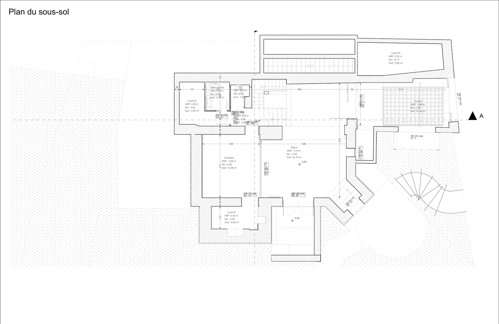 Plan de sous-sol coté, séjour de plain-pied côté jardin.