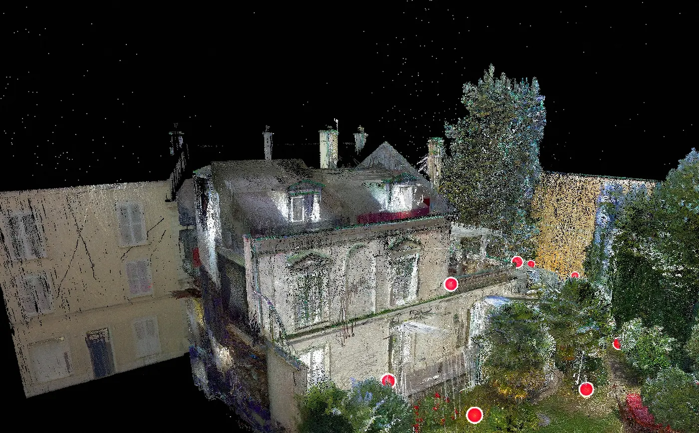 Relevé de façade au scanner laser 3D : nuage de points colorisé d'une maison de maître et de son jardin.