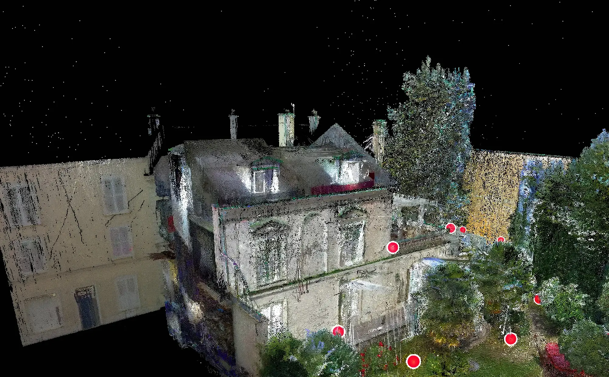 Nuage de points colorisé d'une maison de maître et de son jardin, issu du relevé au scanner laser 3D. Les repères rouges marquent les stations du scanner.